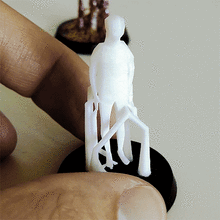 Der 3D-gedruckte Avatar mit Basisplatte, unter der der RFID-Chip klebt